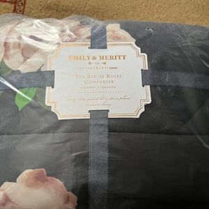 Pottery Barn Teen Emily & Merritt King Size “Bed of Roses” comforter brand new